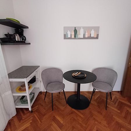 Apartments And Rooms Irena Ровин Екстериор снимка