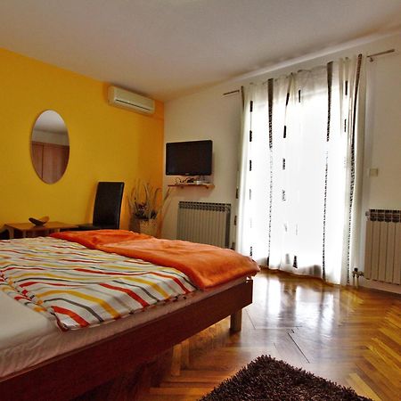 Apartments And Rooms Irena Ровин Екстериор снимка