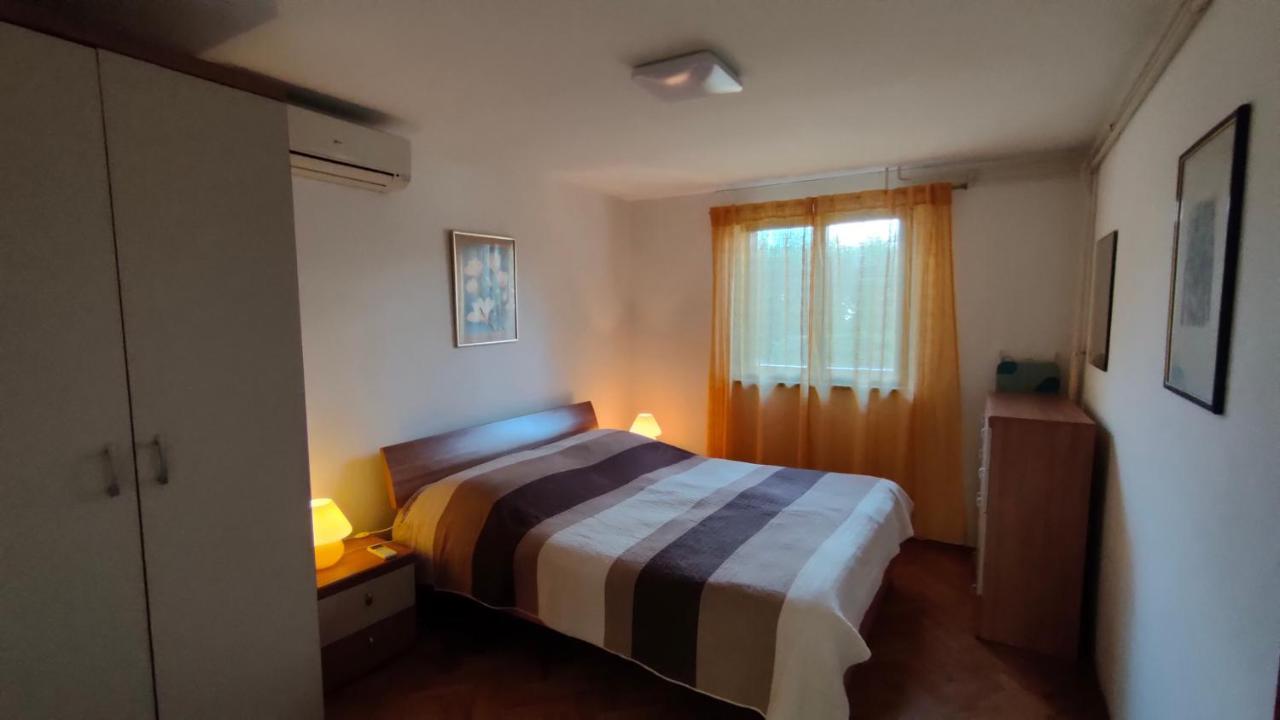Apartments And Rooms Irena Ровин Екстериор снимка