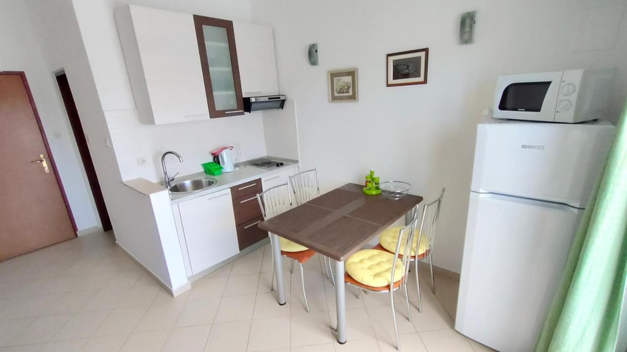 Apartments And Rooms Irena Ровин Екстериор снимка