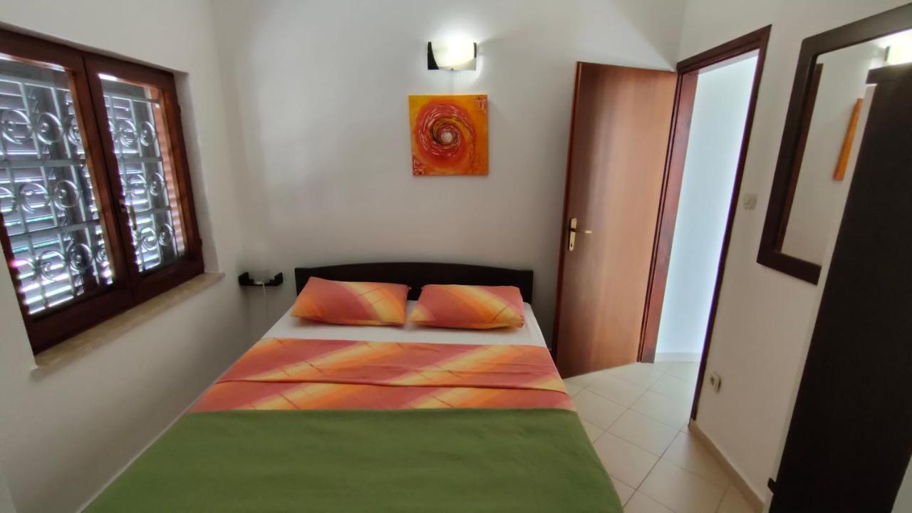 Apartments And Rooms Irena Ровин Екстериор снимка