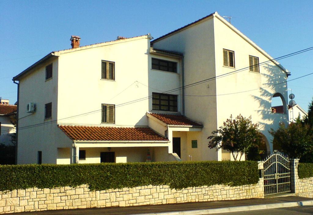 Apartments And Rooms Irena Ровин Екстериор снимка