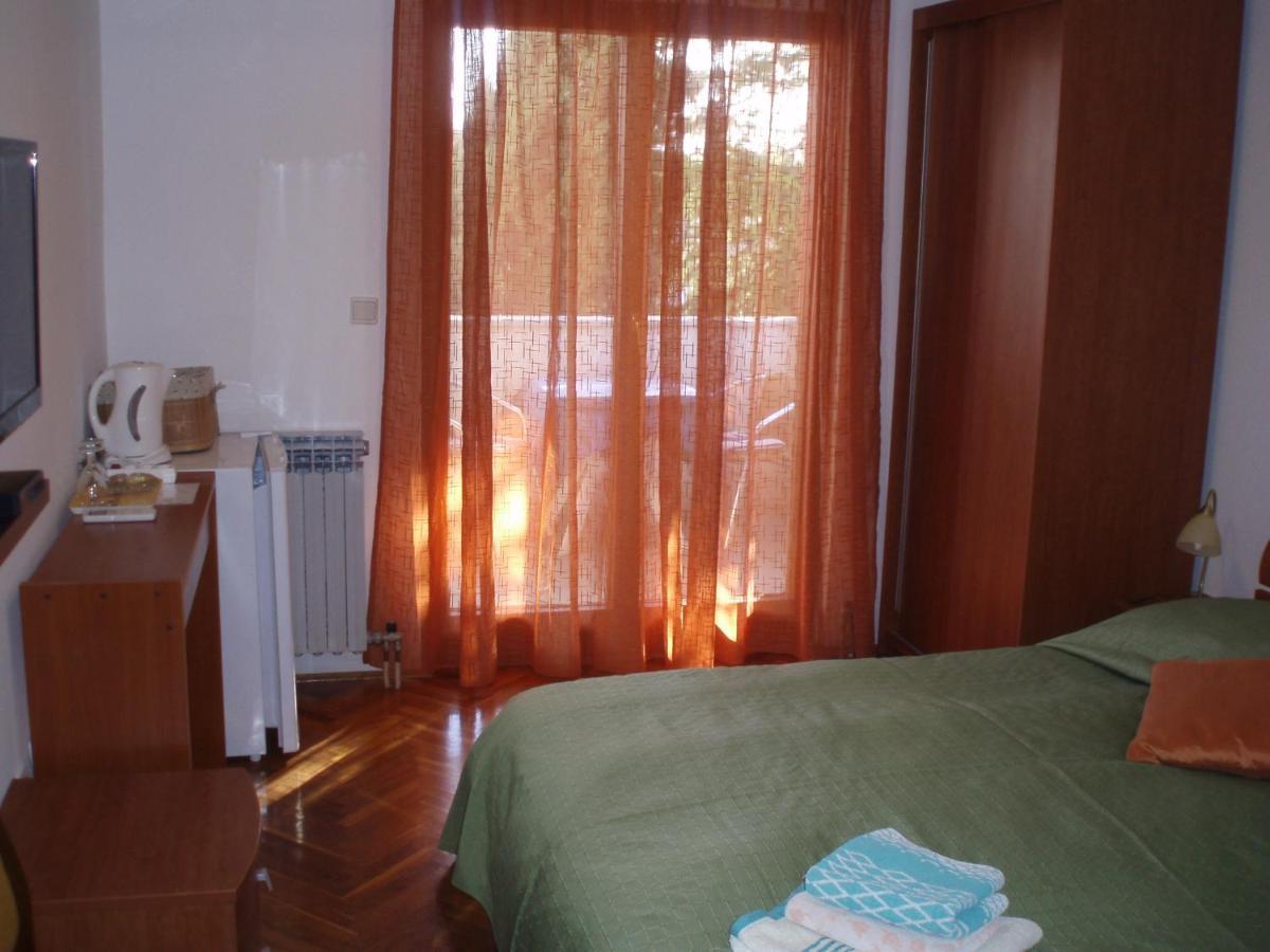 Apartments And Rooms Irena Ровин Екстериор снимка