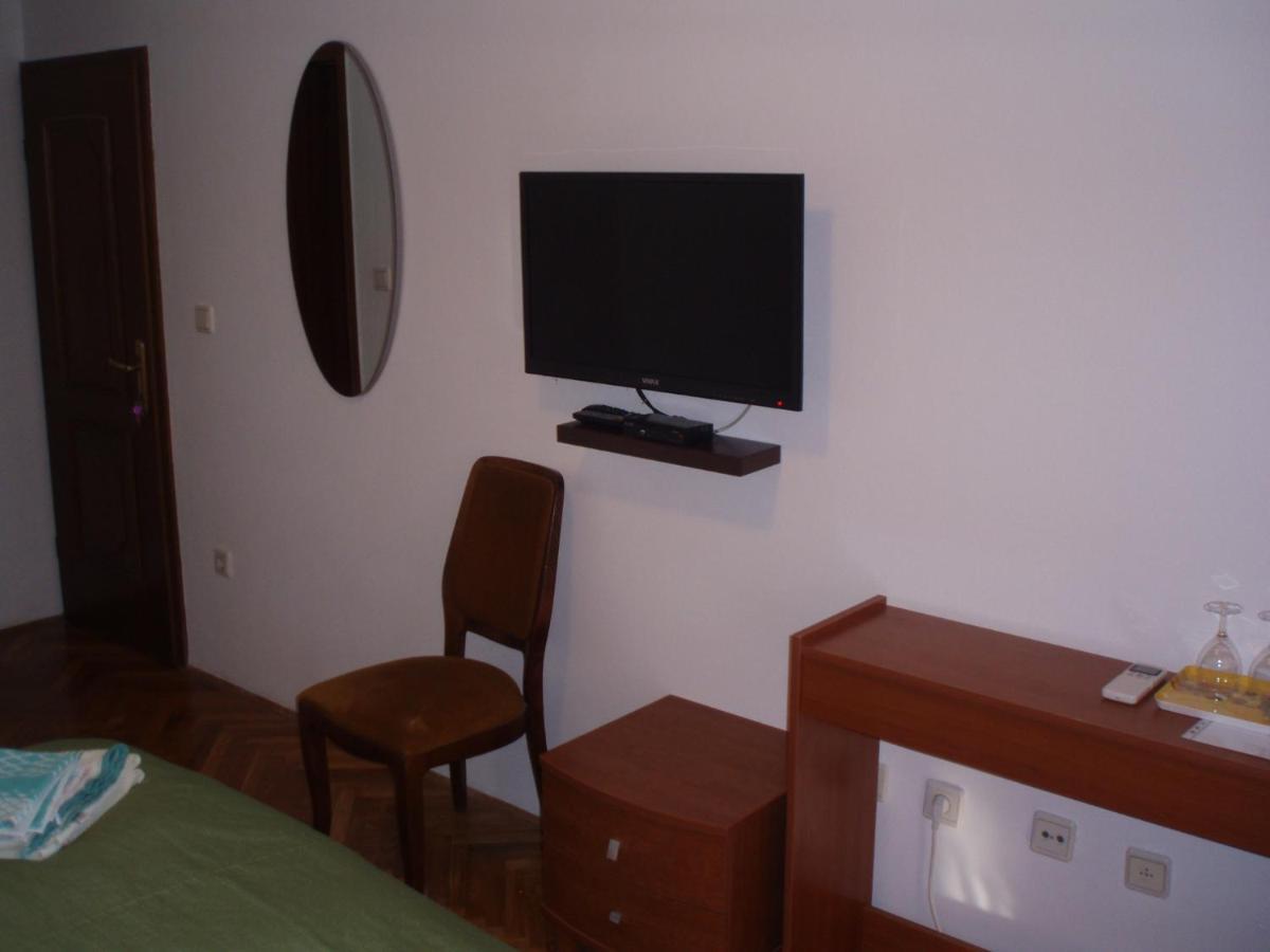 Apartments And Rooms Irena Ровин Екстериор снимка