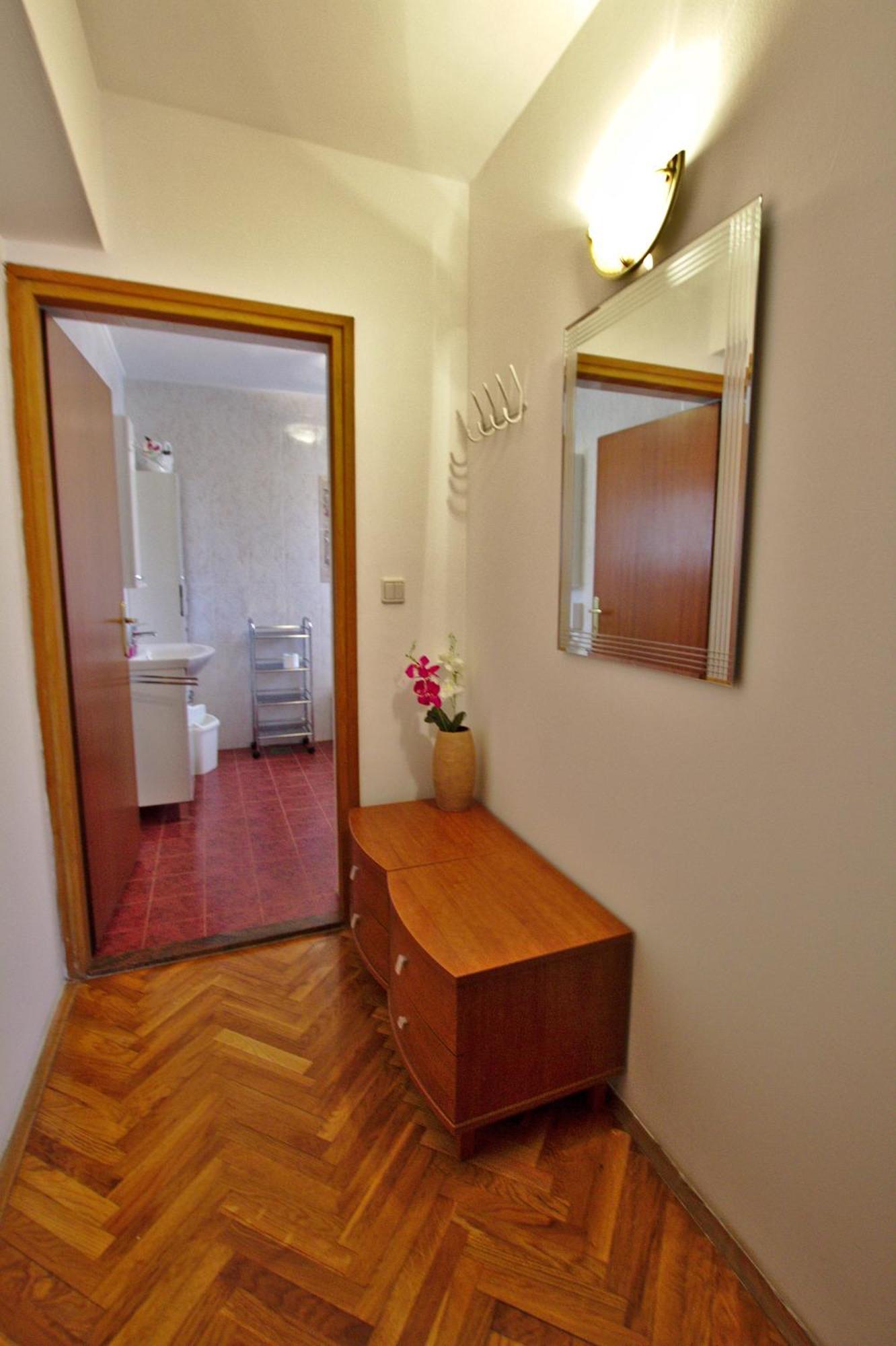 Apartments And Rooms Irena Ровин Екстериор снимка