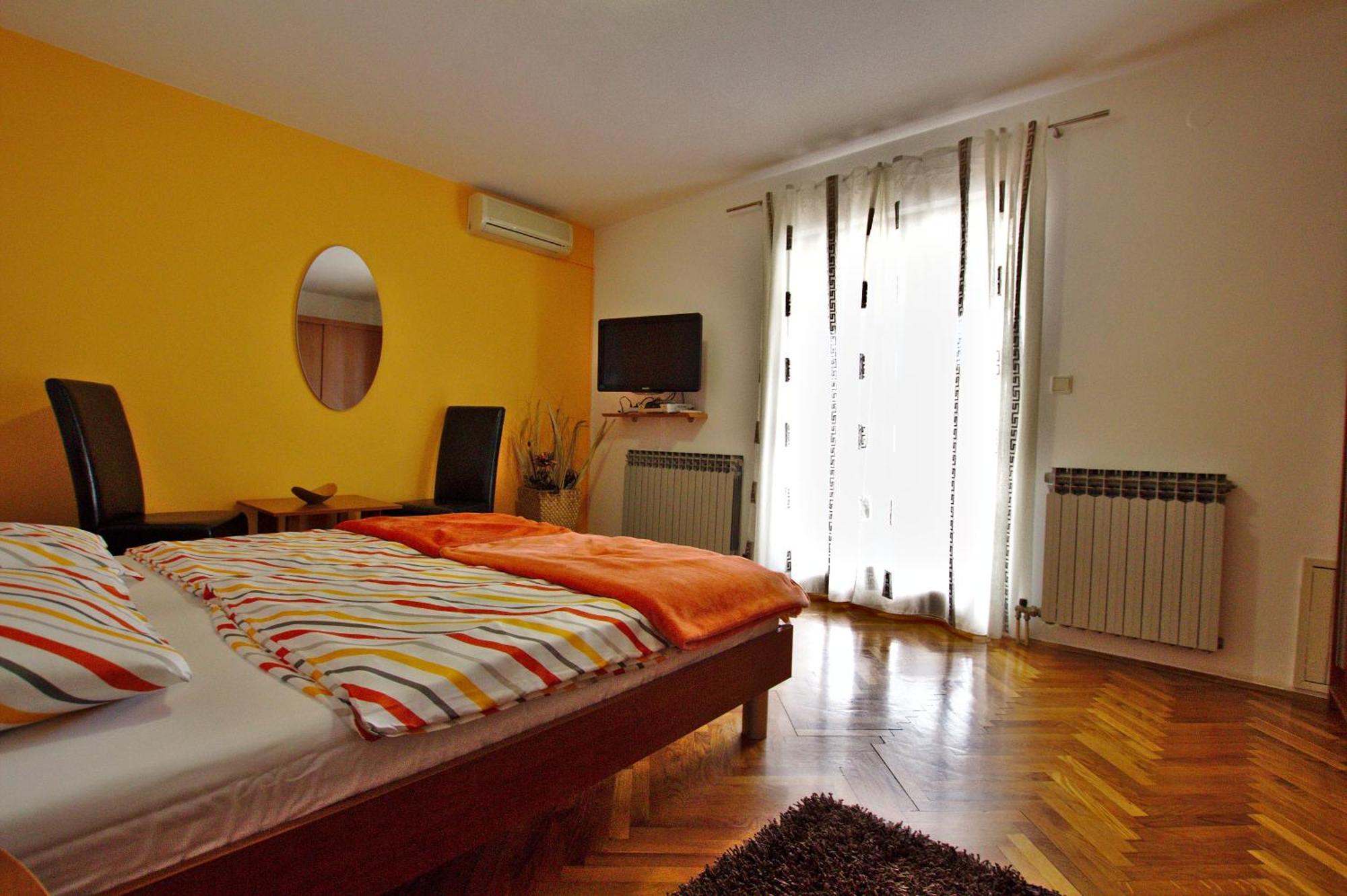 Apartments And Rooms Irena Ровин Екстериор снимка