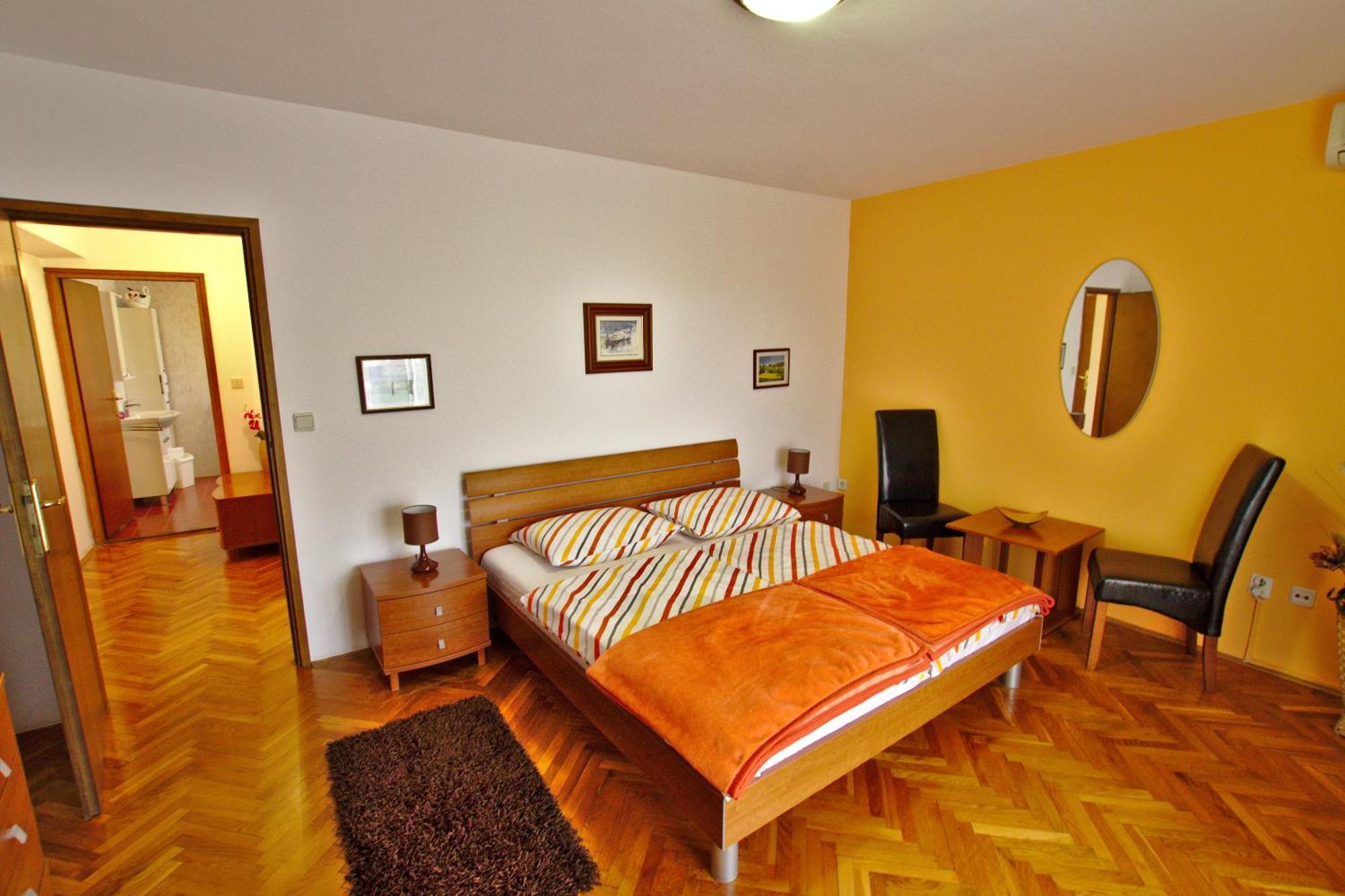 Apartments And Rooms Irena Ровин Екстериор снимка