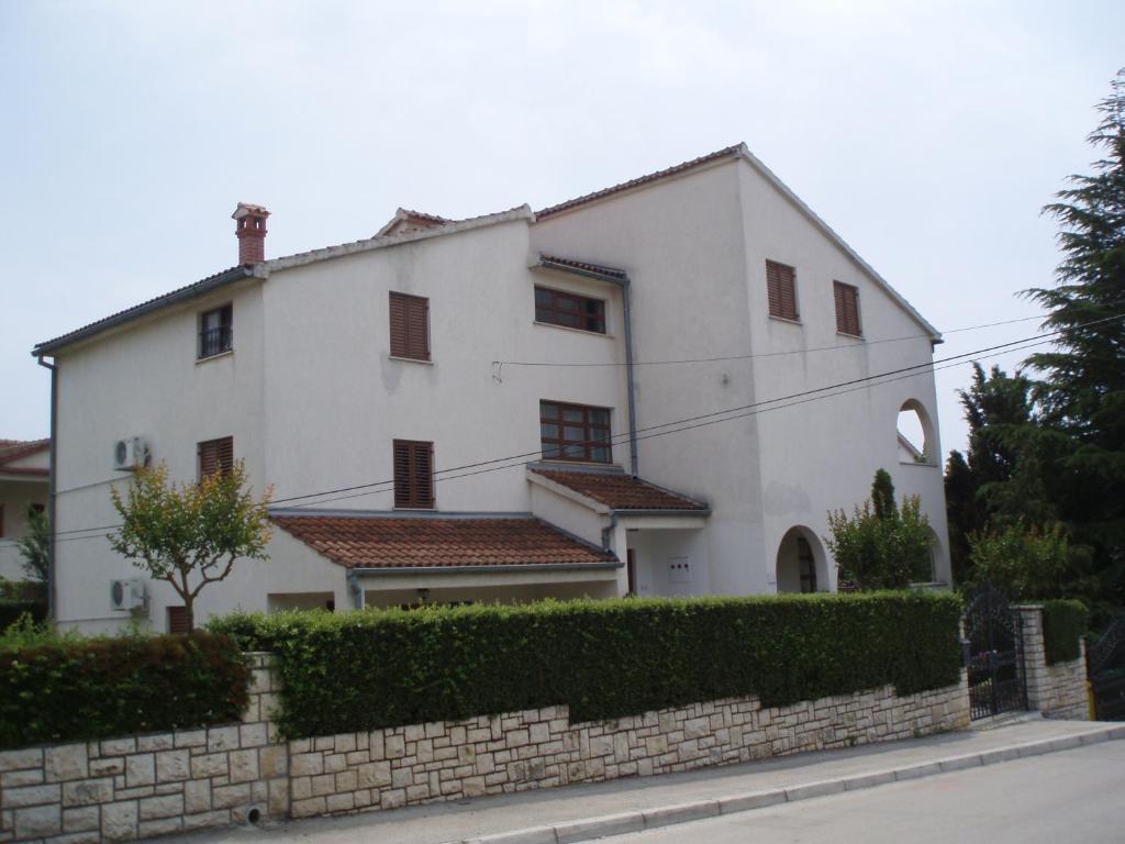 Apartments And Rooms Irena Ровин Екстериор снимка