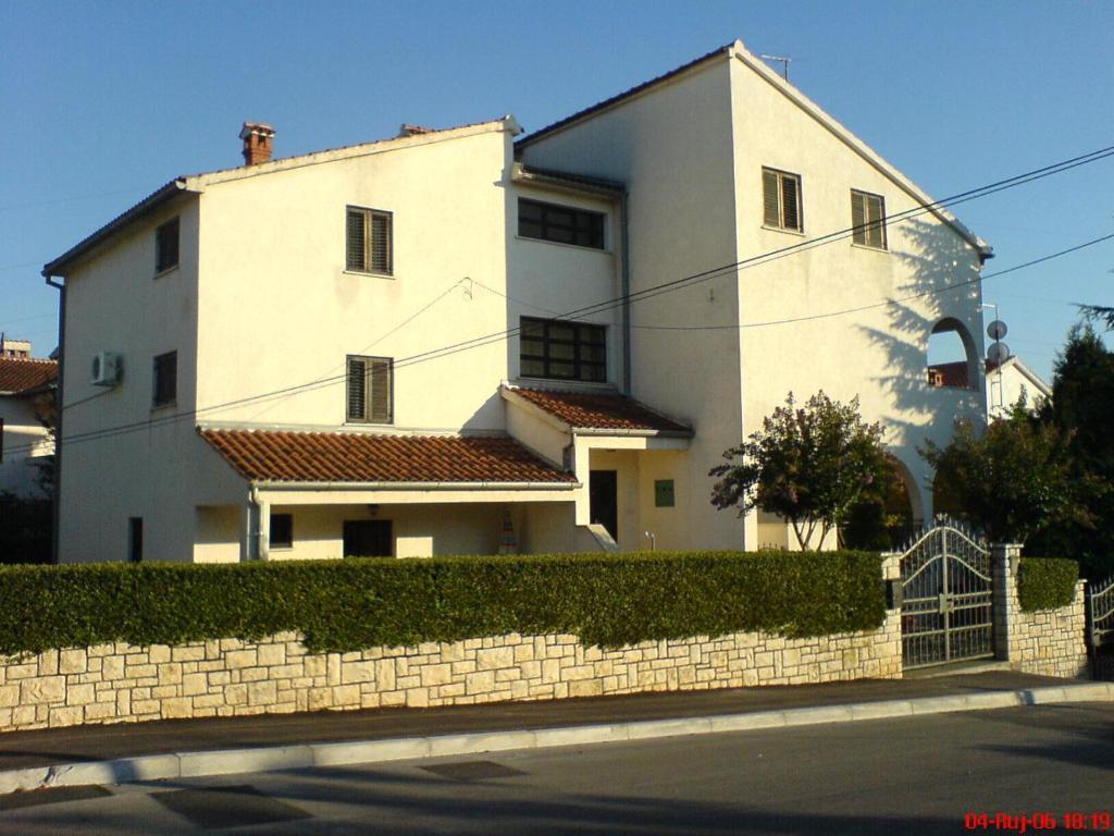 Apartments And Rooms Irena Ровин Екстериор снимка