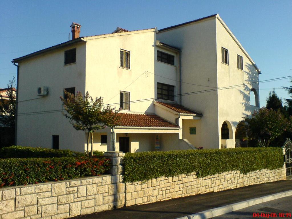 Apartments And Rooms Irena Ровин Екстериор снимка