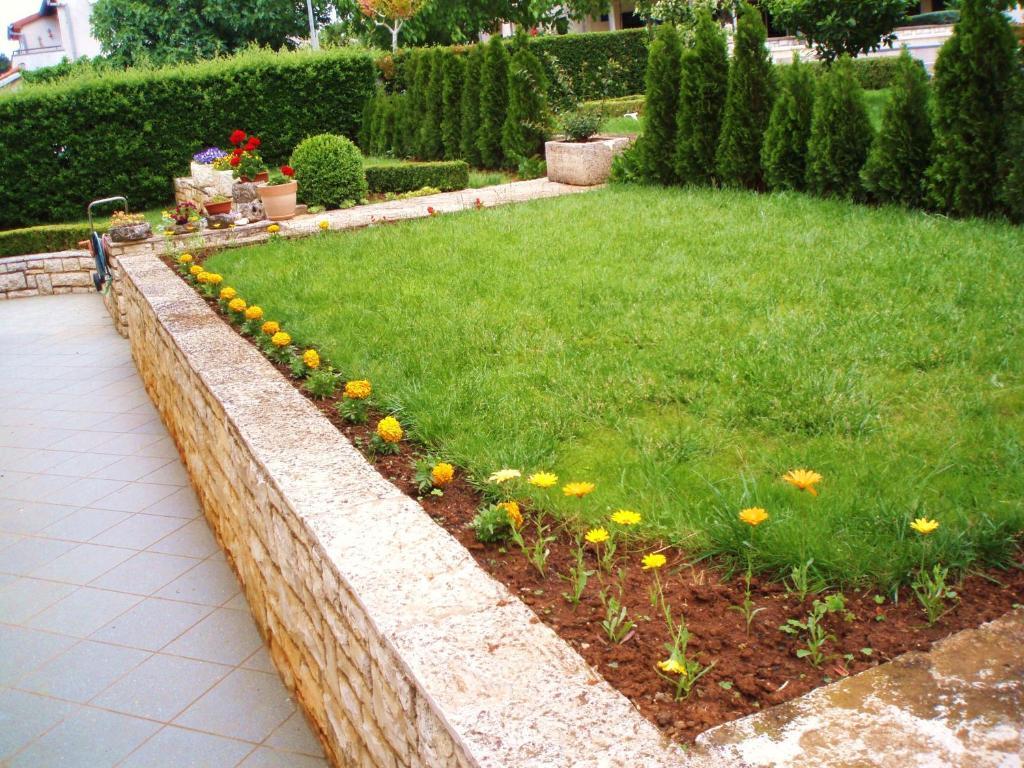 Apartments And Rooms Irena Ровин Екстериор снимка