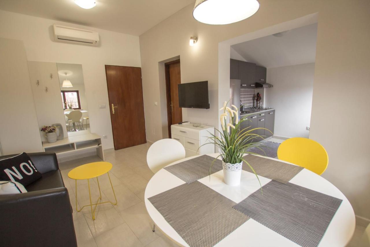 Apartments And Rooms Irena Ровин Екстериор снимка