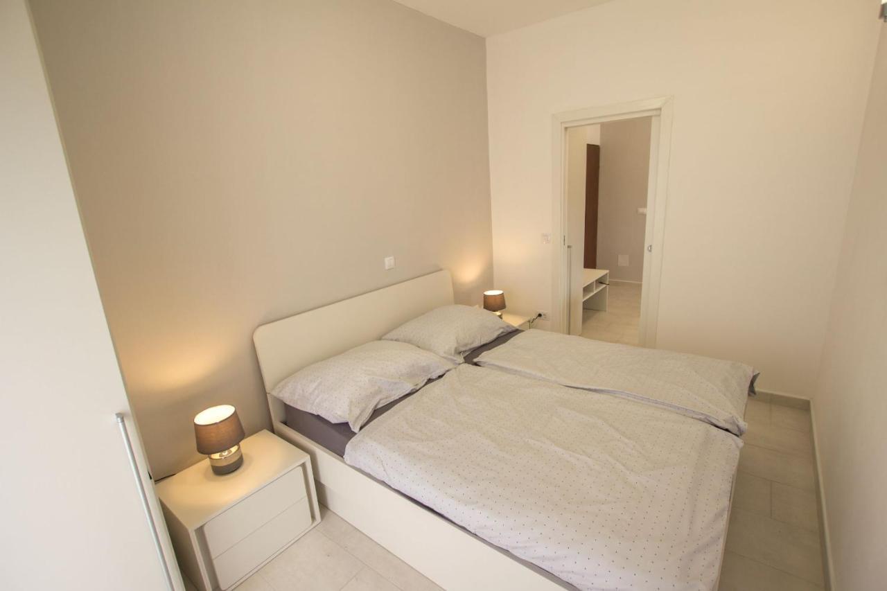 Apartments And Rooms Irena Ровин Екстериор снимка