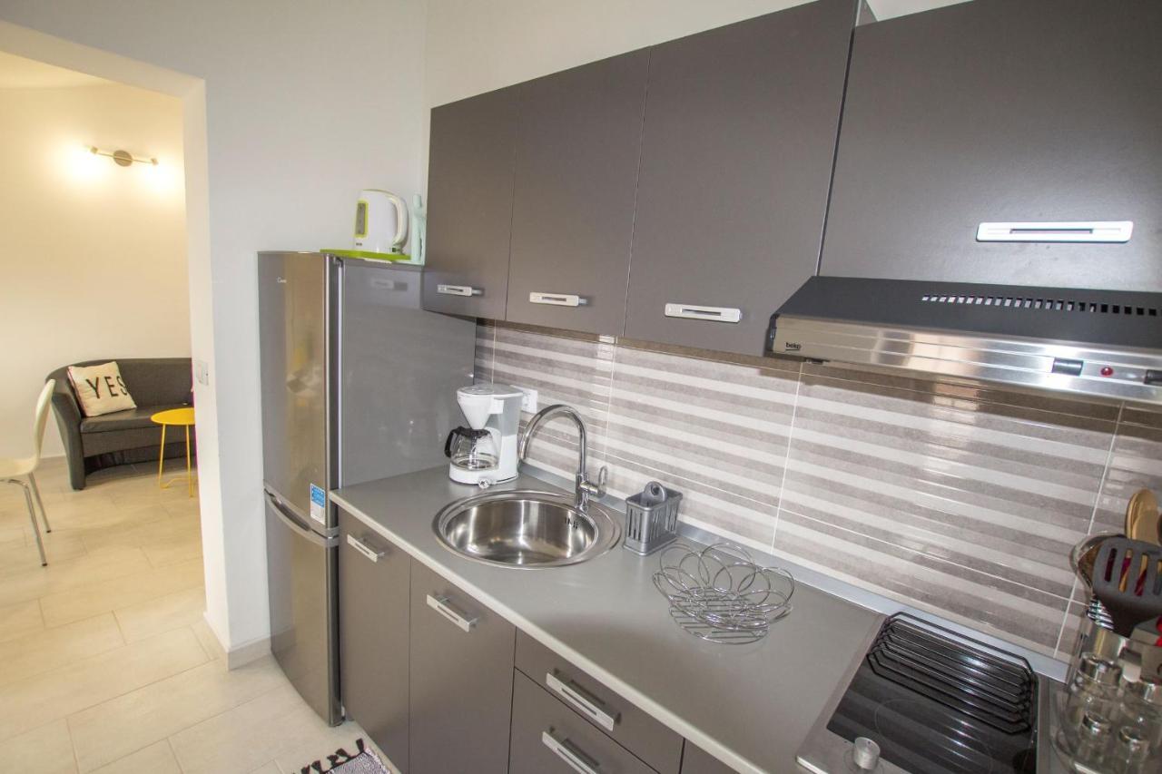 Apartments And Rooms Irena Ровин Екстериор снимка