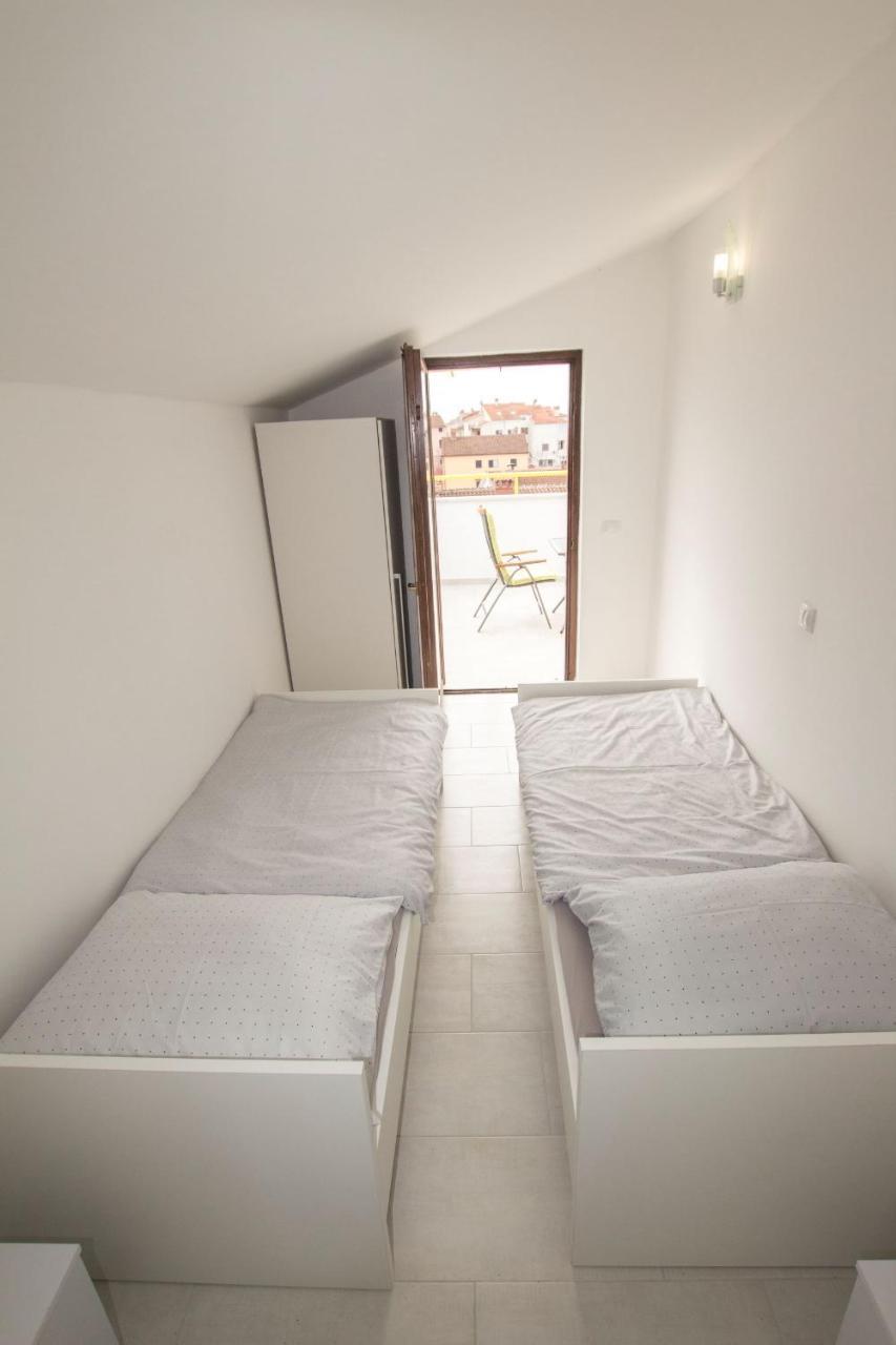 Apartments And Rooms Irena Ровин Екстериор снимка