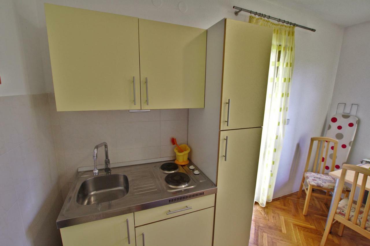 Apartments And Rooms Irena Ровин Екстериор снимка