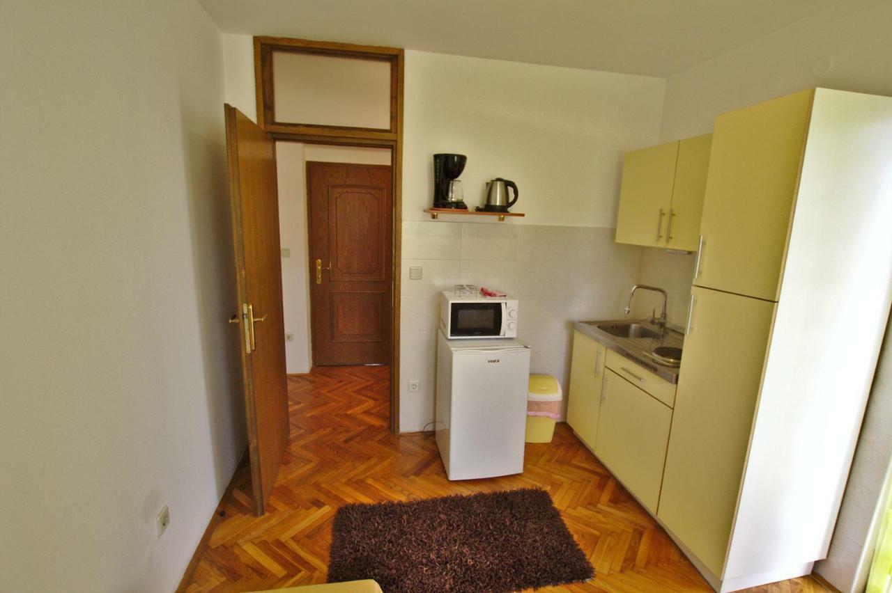 Apartments And Rooms Irena Ровин Екстериор снимка