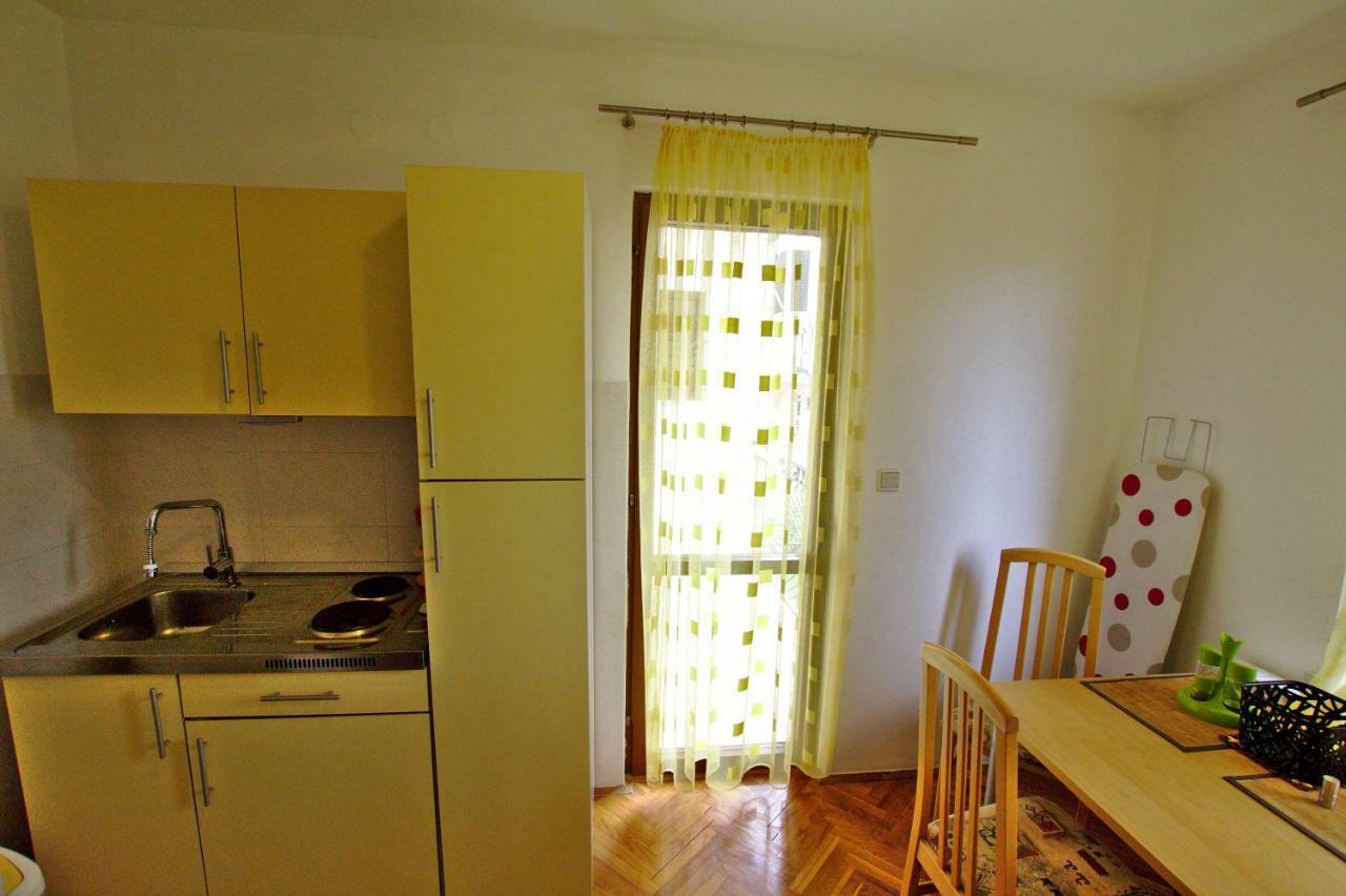 Apartments And Rooms Irena Ровин Екстериор снимка