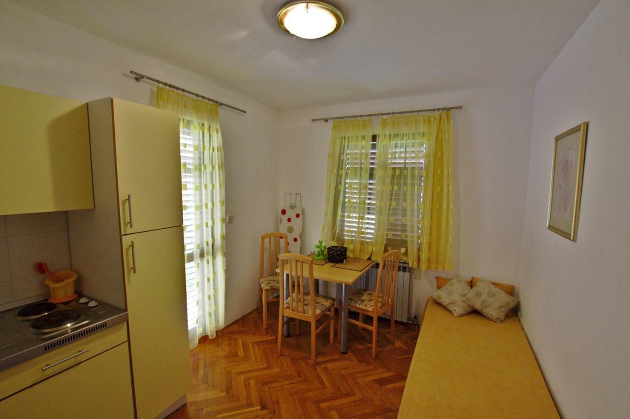Apartments And Rooms Irena Ровин Екстериор снимка