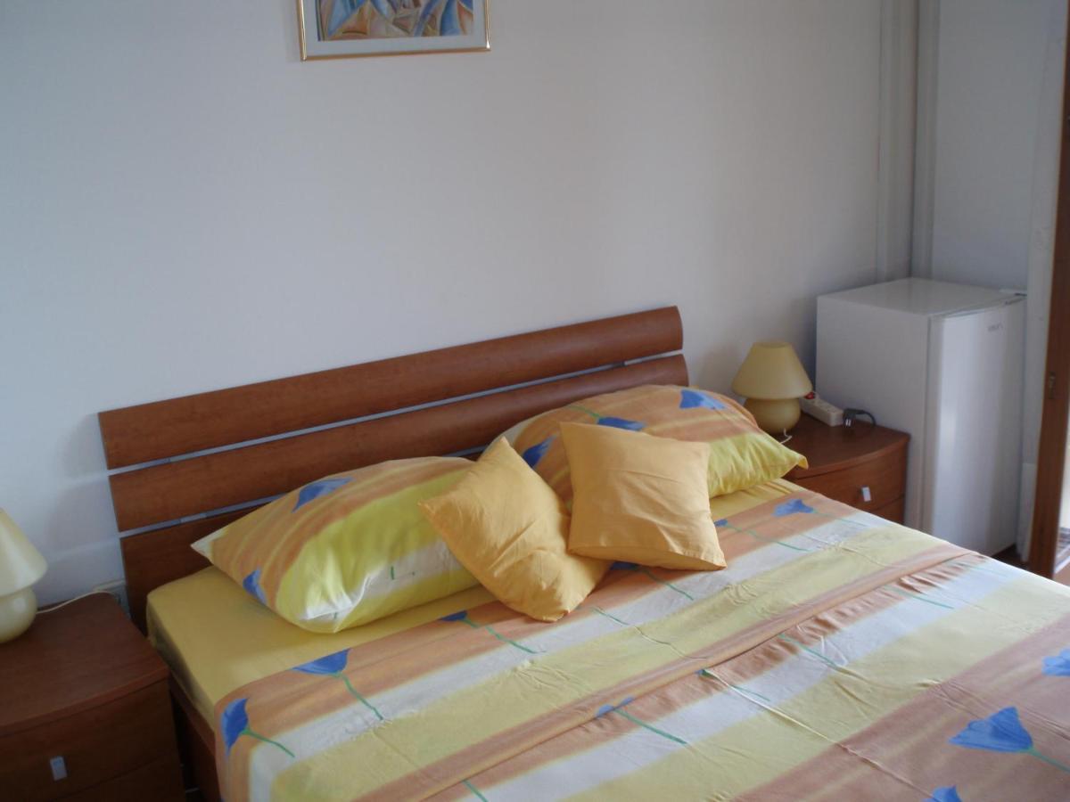 Apartments And Rooms Irena Ровин Екстериор снимка